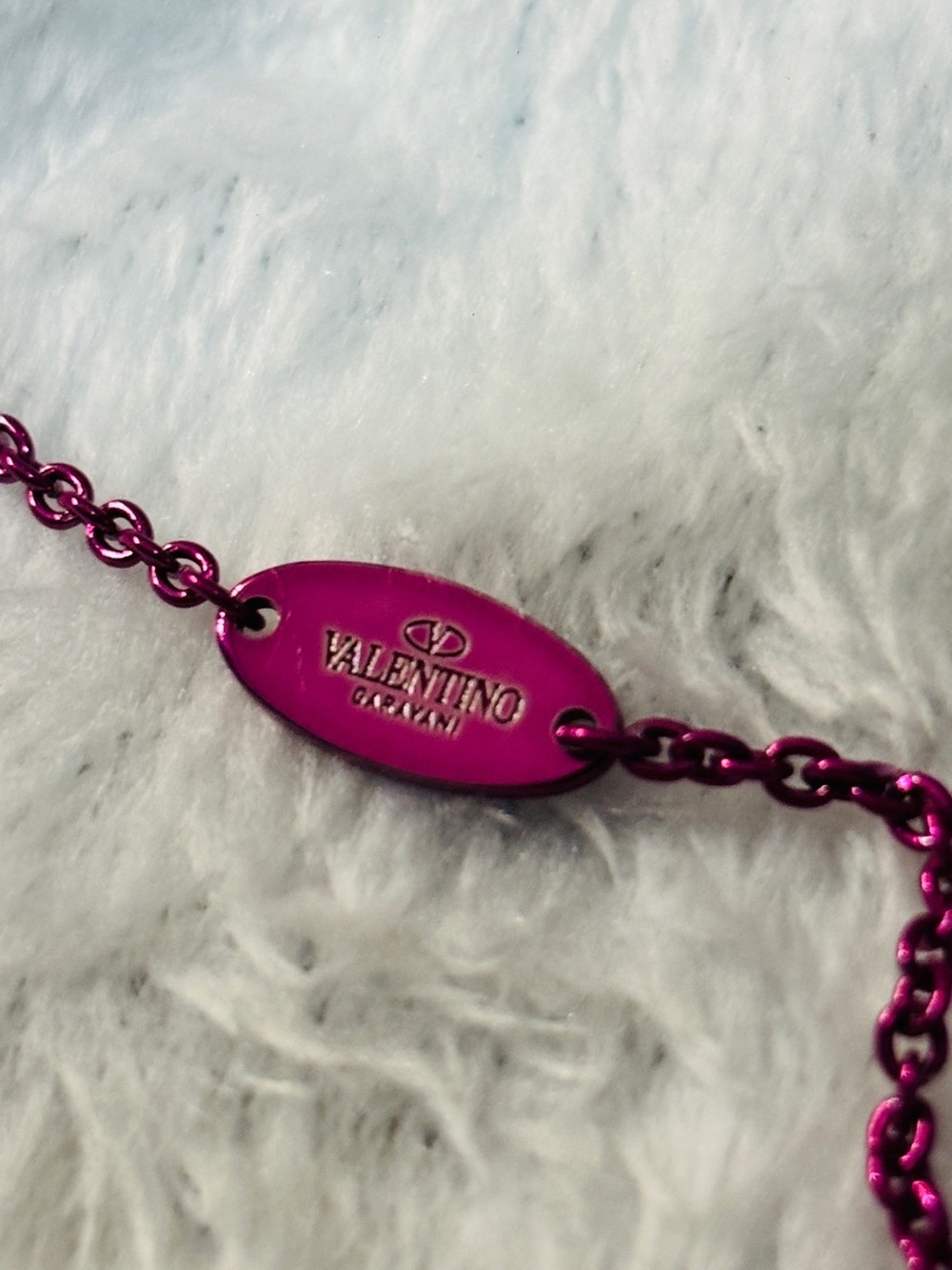 Valentino Garavani Rockstud Metallic Pink Mirror Compact Necklace - Picture 8 of 13